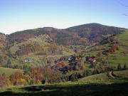 Blick vom Abzweig Stadel-Ehrsberg-Waldmatt nach Nordosten zu Vorderstadel und hoch zu Schneckenkopf und Gescheidkopf (rechts) am 1.4.2005