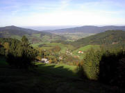 Blick von der Weilersbacher Htte nach Westen ber Weilersbach (Stollenhof links)  ins Dreisamtal bis Freiburg am 27.10.2005