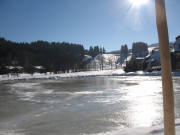 Blick nach Sden ber den "Eisweiher" beim Skimuseum hoch zum Kesslerhof am 24.1.2006