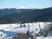 Blick ber den Skilift Hofsgrund-Poche und den Bodenmattenhof und Reeshof zu den beiden Trmen des Feldbergs 