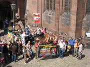 Freitag 20.4.2007 um 12.30 Uhr auf dem Mnsterplatz in Freiburg: Pferdegespann mit Kreuz startet zum Mahnweg