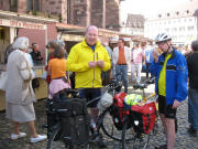 Eine "Rote" strkt am 23.8.2007 die Fahrradtour von Konstanz ber Freiburg nach Berlin: 
