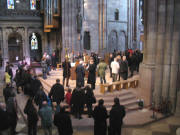 KnstlerInnen inspizieren den neuen Altarraum am 21.2.2007