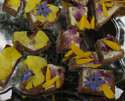 Brtchen mit ebaren Blten - Nachtkerze gelb, Boretsch blau, Malve lila und orangegelb Ringelblume