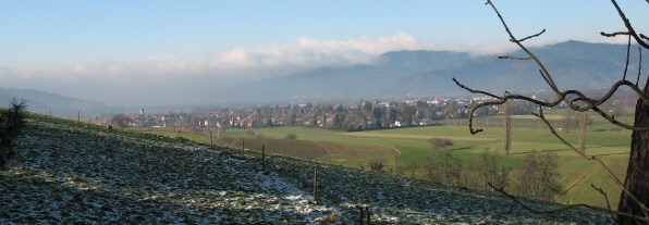 Blick  vom Weg vom Joxenhof zum Giersberg nach Westen ber Kirchzarten zum nebligen Freiburg am 18.11.2007