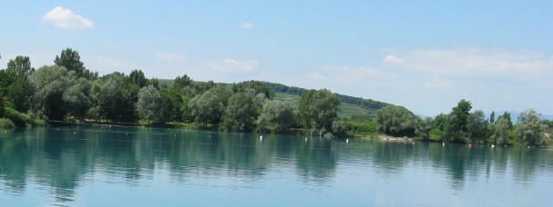 Blick nach Westen ber den Baggersee bei Wyhl zum Limberg am 15.7.2008