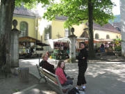 Bauernmarkt-Idyll am 14.6.2008: Tratsch auf der Bank, Brotbackofen am Kristleshof raucht, Sonne und Schatten