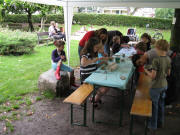 Keramik fr Kinder am 27.6.2009- Angebot der Karamikwerkstatt in der Fabrik: Die Erwachsenen beugen sich runter