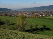 Tele-Blick von der Anhhe beim Joxenhof in Hfen nach Westen auf Kirchzarten am 26.10.2010