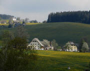 Blick nach Norden zum Lohrenhof und hoch zu Ahornhuser am 26.4.2011