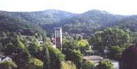 Blick nach Sden in Littenweiler zum Turm der St.Barbara-Kirche und Kybfelsen