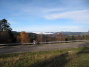 Blick ber die B500 zwischen Fahrenberg und Thurner nach Westen am 11.11.2011 - Biker in der Sonne berm Nebel